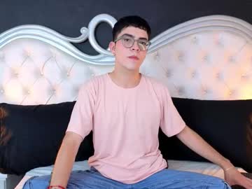 Neeolux, Age 20, M – Feet & Tease - Live Performer